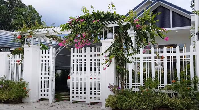 Tường rào đơn giản nhưng đẹp của biệt thự mái Thái | Tường rào cùng kiểu  kiến trúc với mặt tiền nhà - YouTube