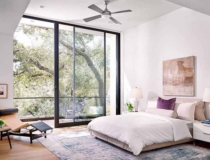 Thiết kế phòng ngủ đẹp hiện đại với khung nhôm kính gần gũi với thiên nhiên